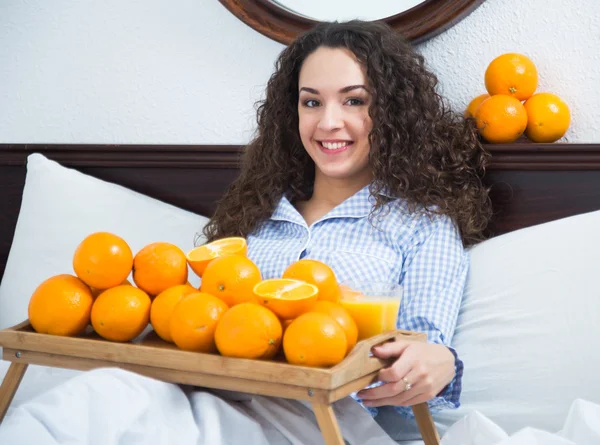 Menina posando com suco de laranja e frutas — Fotografia de Stock