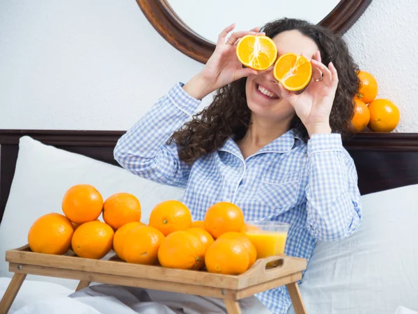 Menina posando com suco de laranja e frutas — Fotografia de Stock