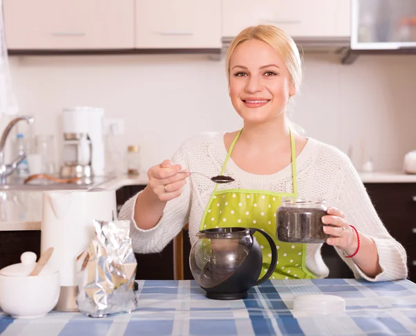 Woman making tea at kitchen — Stock Photo, Image