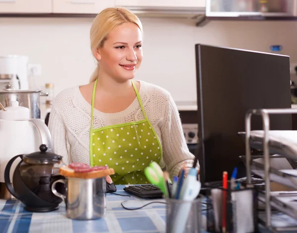 Frau arbeitet am PC — Stockfoto