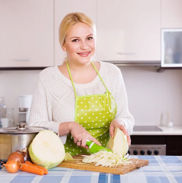 Ama de casa cocina chucrut rallado — Foto de Stock