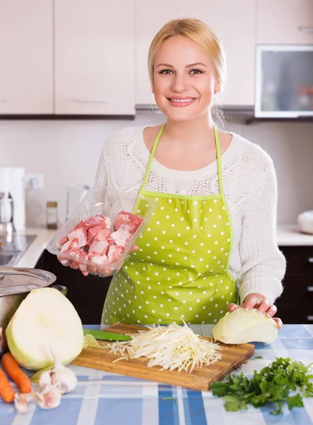 Woman chopping cabbage for soup — Stock Photo, Image