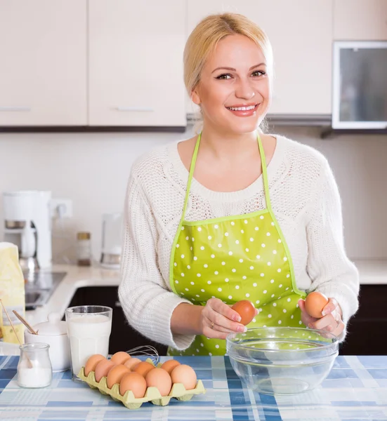 Hausfrau macht Teig — Stockfoto