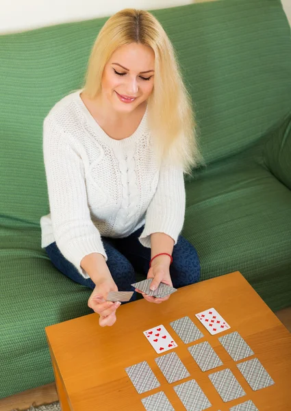 Vrouw vertellen van fortuin door kaarten — Stockfoto