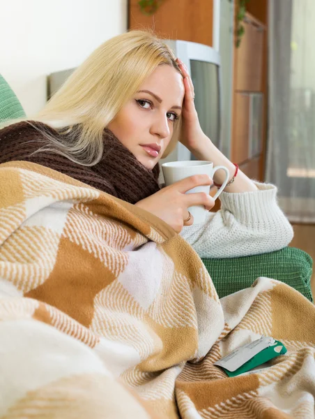 Vrouw ontbinding van geneeskunde in glas — Stockfoto