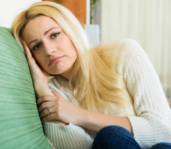 Depressieve vrouw zitten in stilte — Stockfoto