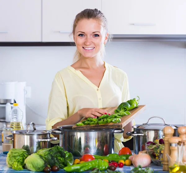 Dona de casa cozinhar legumes — Fotografia de Stock