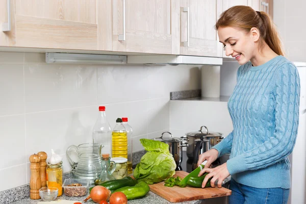 Rubiecita preparando verduras —  Fotos de Stock