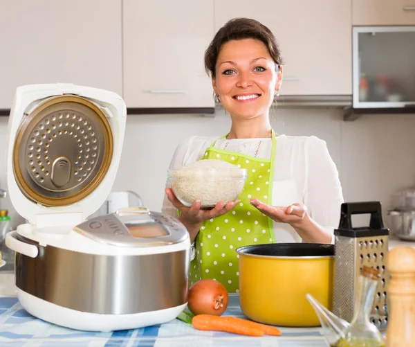 Donna cucina con multicooker — Foto Stock