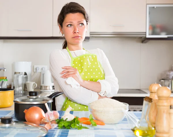 Θλιβερή γυναίκα μαγείρεμα ρυζιού στην κουζίνα — Φωτογραφία Αρχείου