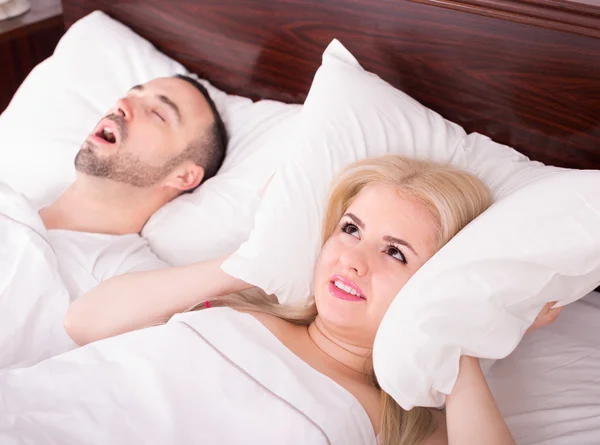 Wife with husband snoring in sleep — Stock Photo, Image