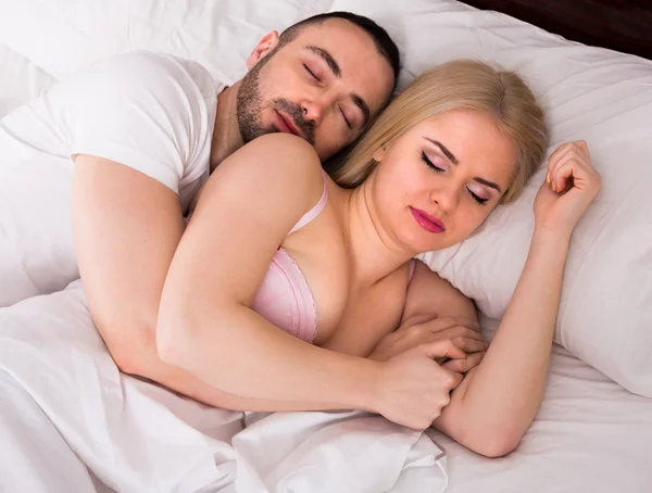 Homem e menina dormindo e abraçando — Fotografia de Stock