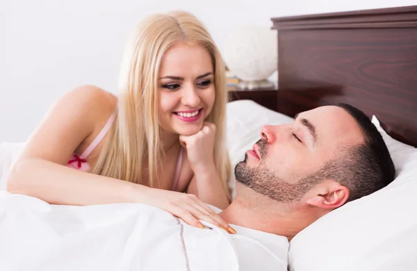 Uyuyan karısını izlerken koca — Stok fotoğraf