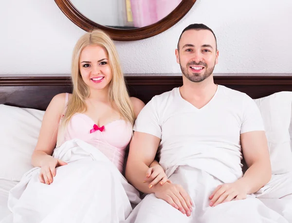 Retrato de pareja posando en la cama —  Fotos de Stock