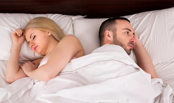 Pareja teniendo problemas en la cama —  Fotos de Stock