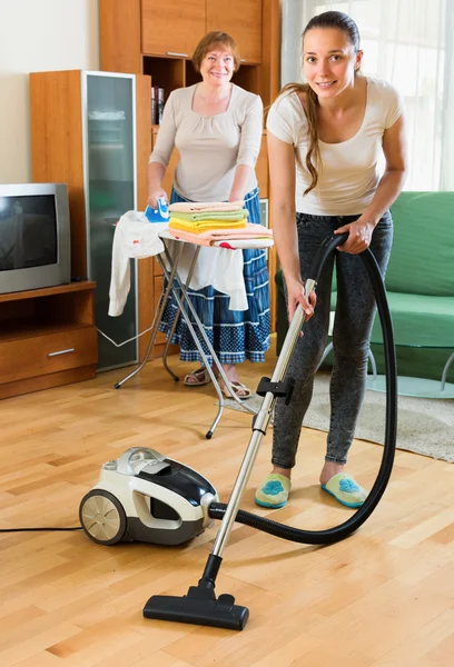 Sprzątanie domu razem z rodziny — Zdjęcie stockowe