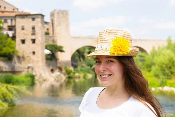 Turista con puente medieval — Foto de Stock