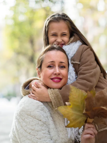 Leende kvinna med liten flicka — Stockfoto