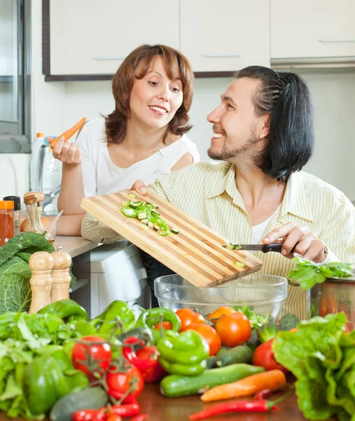 Paar bereitet eine Mahlzeit mit Gemüse zu — Stockfoto