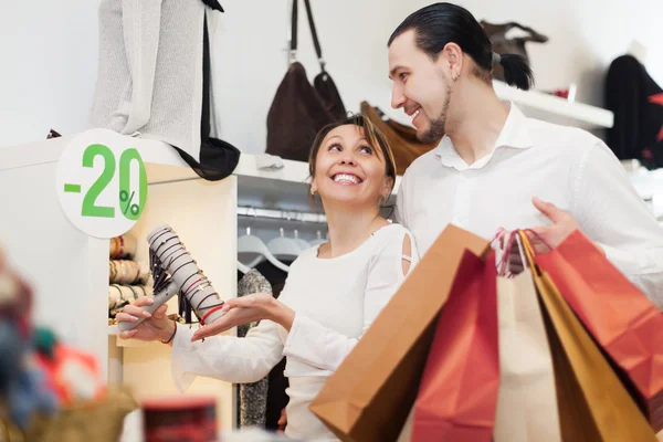 Couple  choosing  bracelet at  shop — Stock Photo, Image