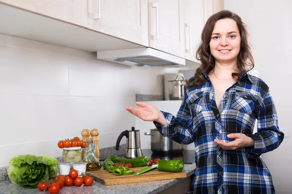 Mujer feliz preparando verduras —  Fotos de Stock