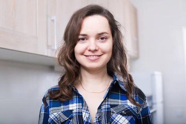 Portrait of brunette girl in kitchen — Stock Photo, Image