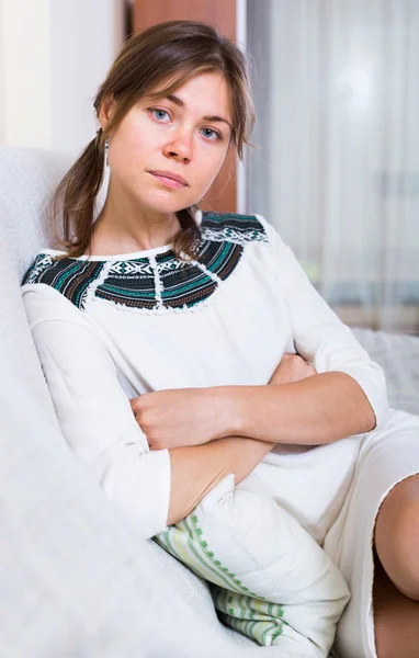 Beleidigt und unglücklich gewöhnliche Brünette — Stockfoto