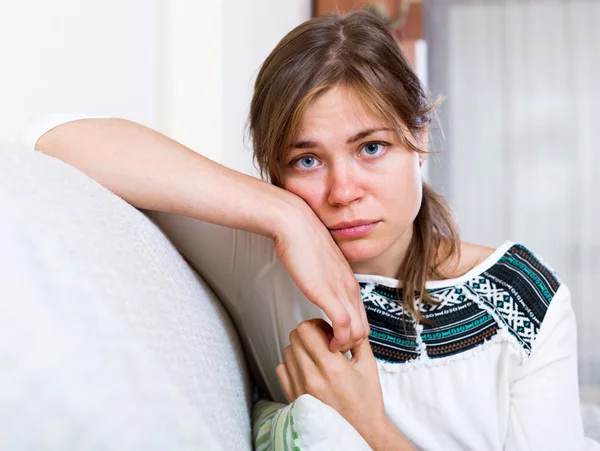 Sconvolto adulto ragazza lamentarsi — Foto Stock