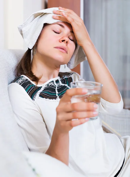 Mujer con dolor de cabeza en casa — Foto de Stock