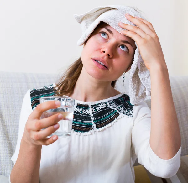 Ragazza adulta con forte emicrania — Foto Stock