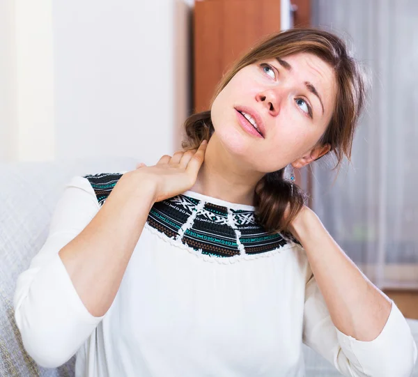 Woman feeling pain in neck — Stock Photo, Image