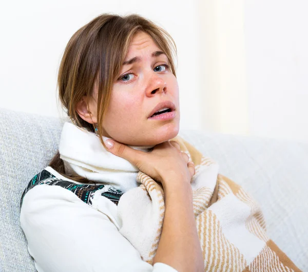 Meisje lijden van keelpijn — Stockfoto