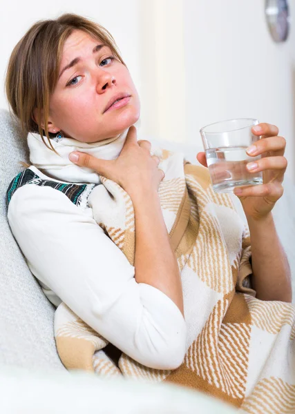 Retrato de mujer enferma infeliz sosteniendo la garganta — Foto de Stock