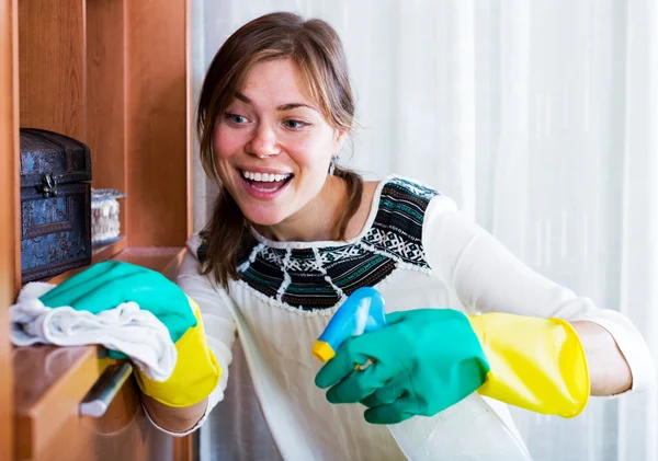 Žena, která dělá pravidelné čištění — Stock fotografie