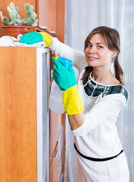 Vrouw doet regelmatig opschonen — Stockfoto