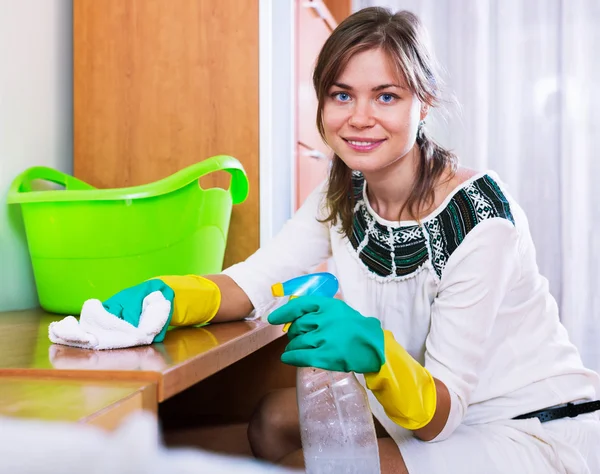 Adulto bruna spolverata con detergente — Foto Stock