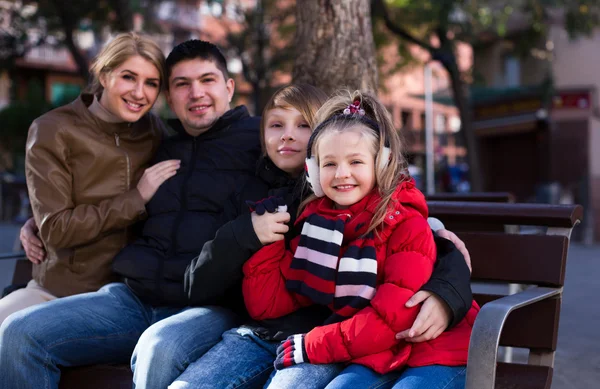 Happy vanlig familj på fyra avkopplande — Stockfoto