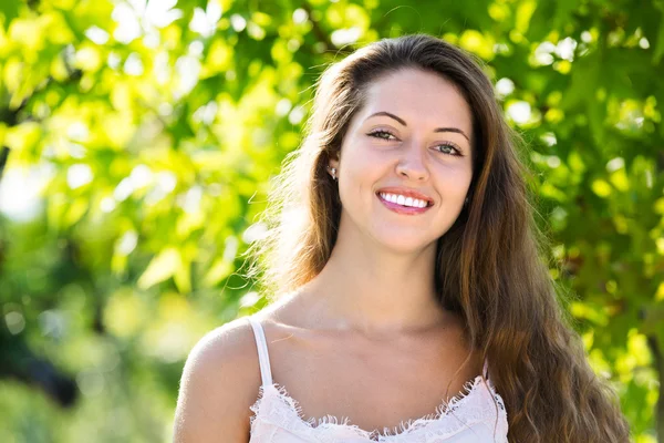 Menina sorridente no parque de verão — Fotografia de Stock