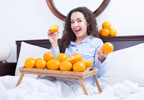 Mulher com suco de laranja e frutas — Fotografia de Stock