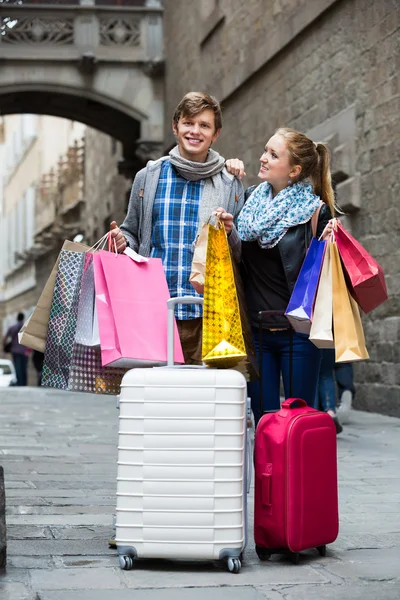 Pareja de viajeros con bolsas de compras —  Fotos de Stock
