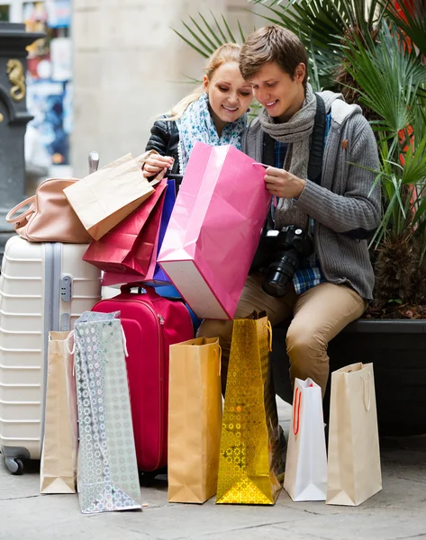 Pareja de viajeros con bolsas de compras —  Fotos de Stock