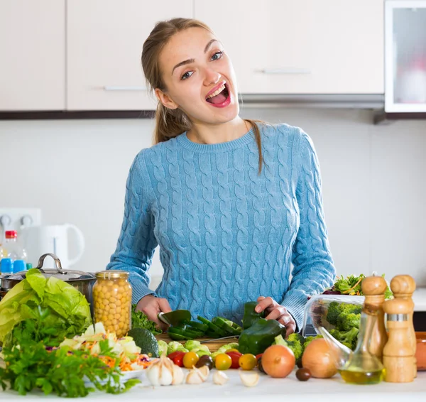 Ragazza cucina verdure — Foto Stock