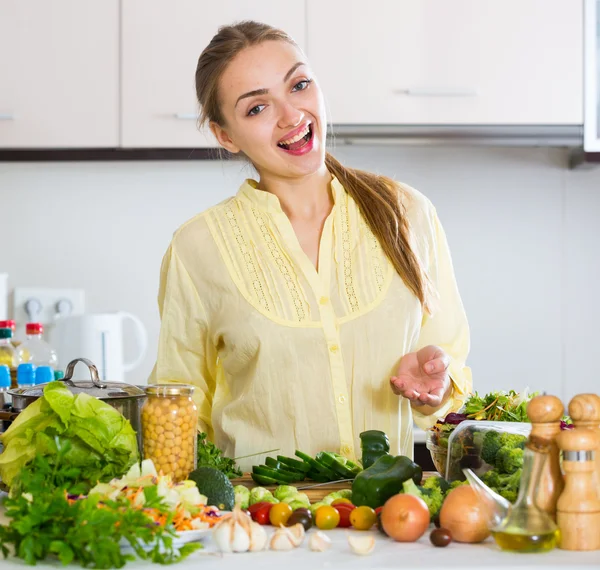 Retrato de legumes de cozinha femininos jovens — Fotografia de Stock