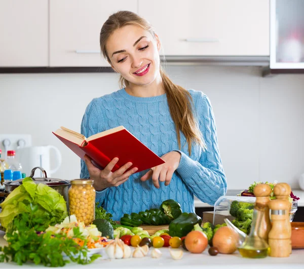 Κορίτσι, μαθαίνοντας νέα συνταγή από το βιβλίο μαγειρικής — Φωτογραφία Αρχείου
