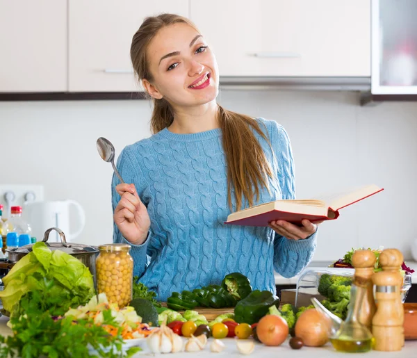Kobieta z warzyw i książkę kucharską — Zdjęcie stockowe