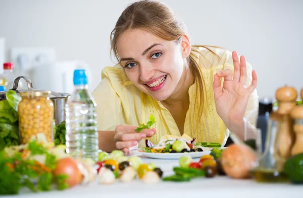 Meisje versieren van frisse salade met kruiden — Stockfoto