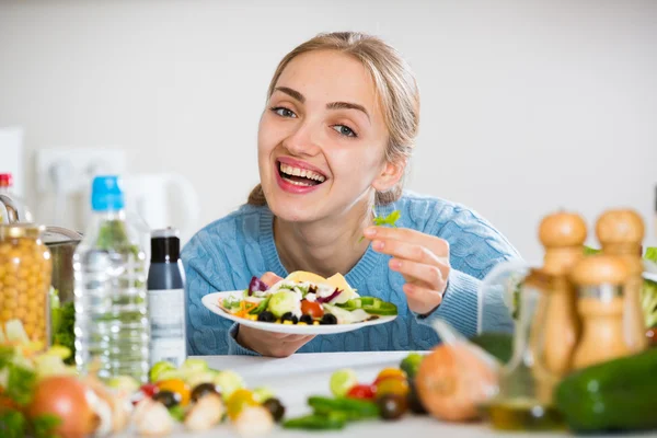 Meisje in jersey koken van groenten Salade — Stockfoto