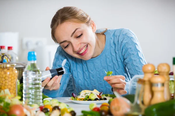 Meisje in jersey koken van groenten Salade — Stockfoto