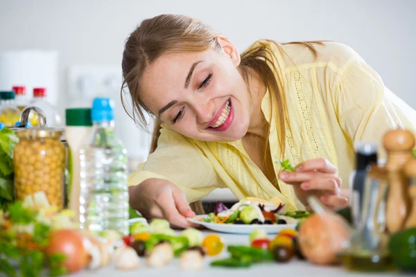 Ragazza decorazione insalata fresca con erbe aromatiche — Foto Stock