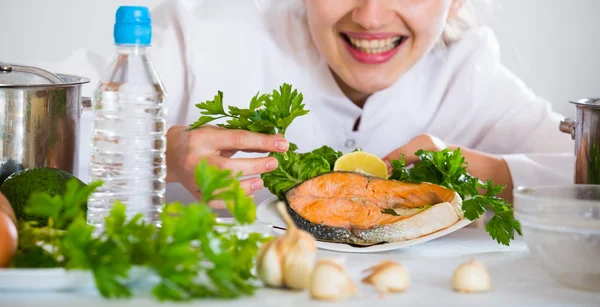 Young cook with prepared trout i — Stock Photo, Image
